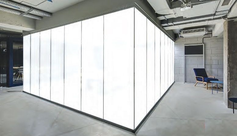 La misma sala con Smart Film apagado: los muros de vidrio se ven blancos y esmerilados
