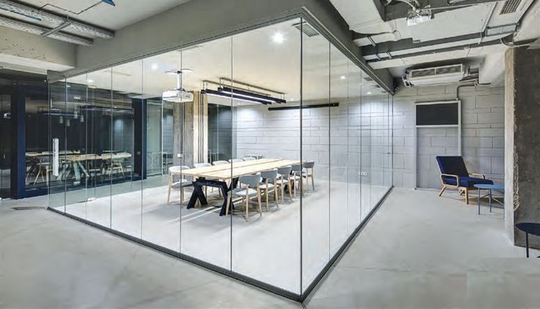 Sala de juntas con muros de vidrio y Smart Film encendido: el vidrio está transparente y se ve la mesa